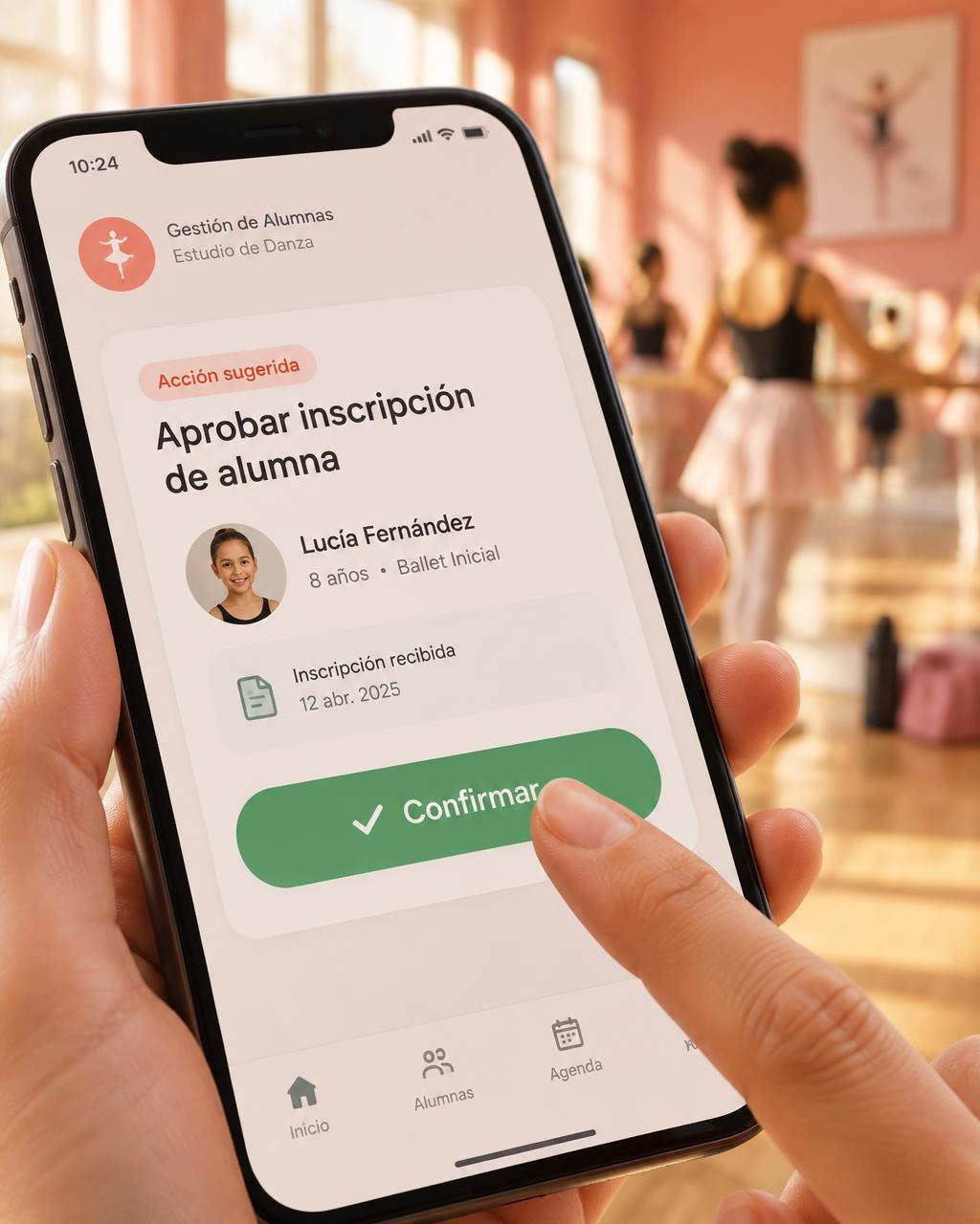 Dedo tocando el botón Confirmar para aprobar la inscripción de una alumna en el celular