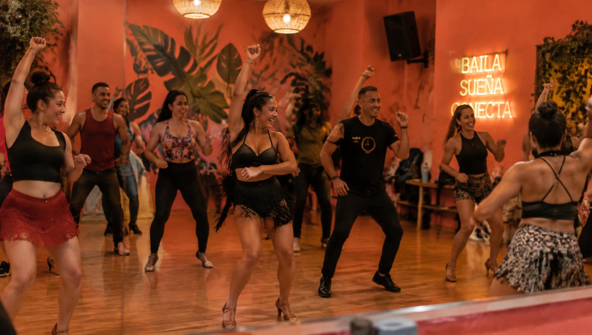 Clase de baile latino celebrando en un estudio de comunidad
