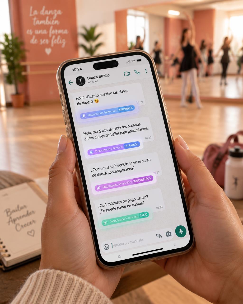 Chat de WhatsApp con mensajes de alumnos y etiquetas que detectan la intención de cada mensaje