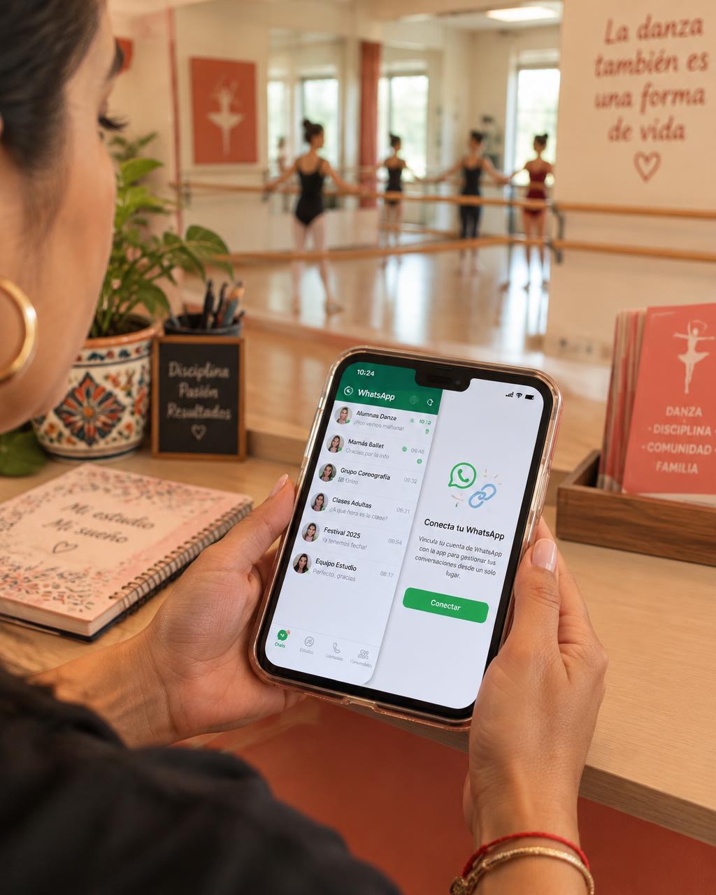 Celular mostrando la pantalla para conectar WhatsApp con la app, en la recepción de un estudio de baile